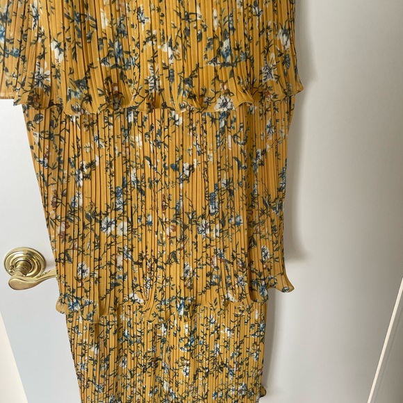Summer yellow floral dress from Lulus - Picture 2 of 5